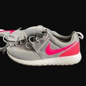 Women's Nike Roshe Gray Sneakers with Pink Swoosh